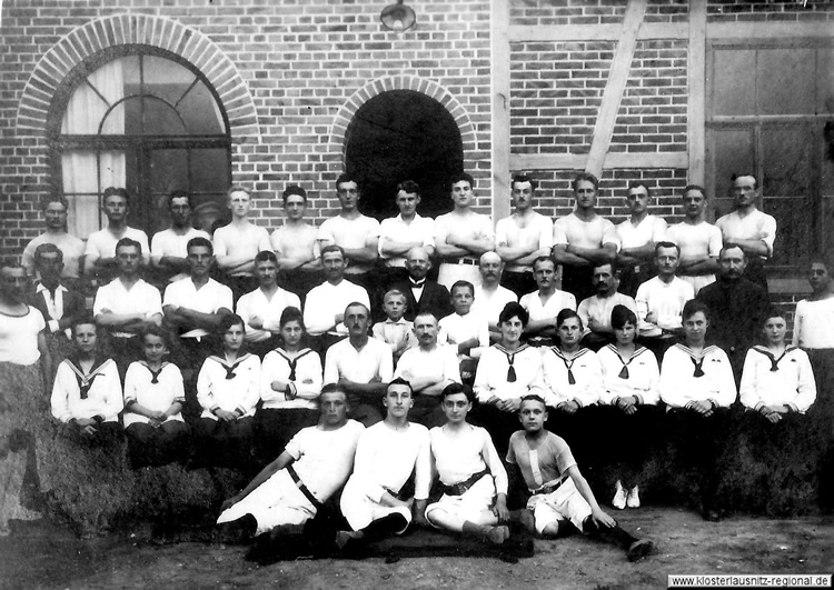Sportler des Turnvereins "Freie Turnerschaft" Klosterlausnitz um 1910.